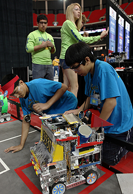 Students work on robot at FIRST championship. Photos by Adriana M. Groisman.