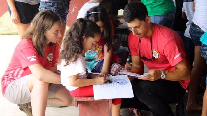 Shelton Leadership scholars work with children in Costa Rica.