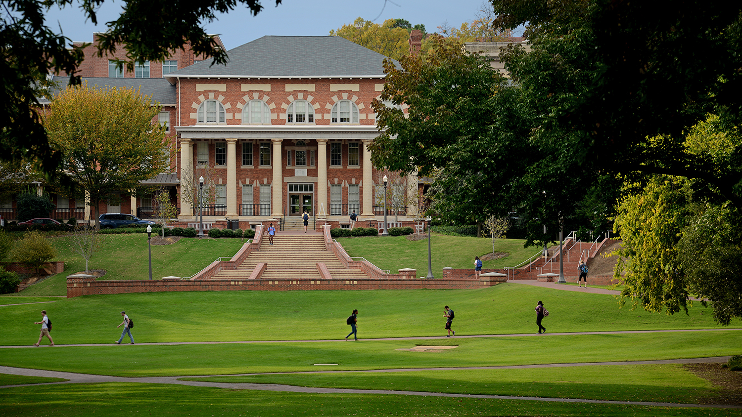 A wide shot of students crossing the Court of North Carolina