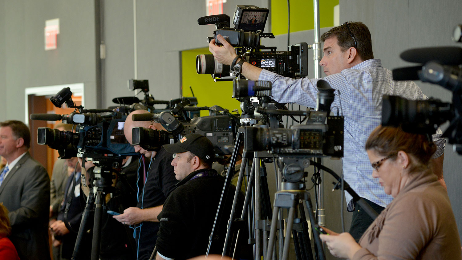 Gaggle of reporters at a press conference.