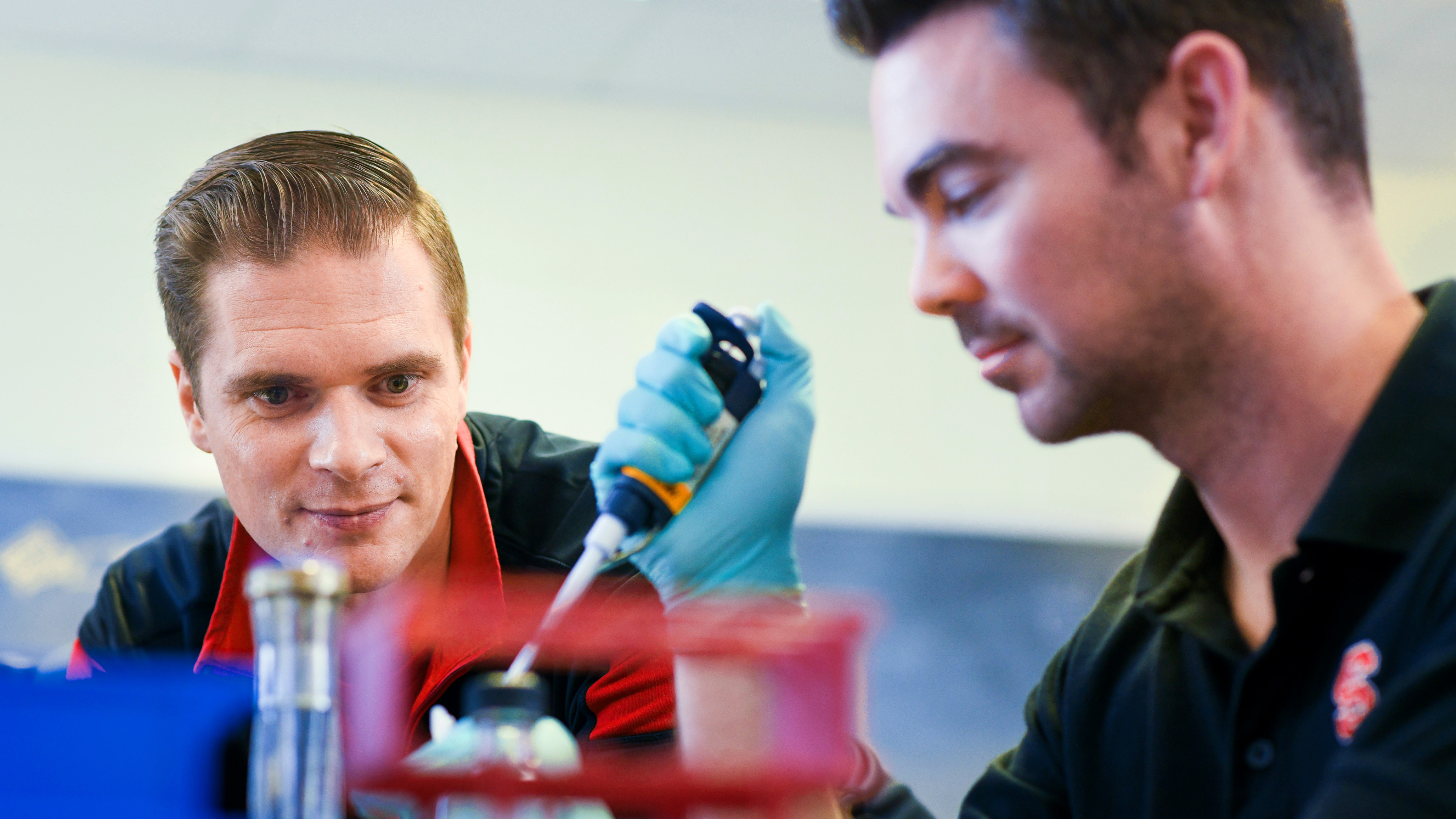 Rodolphe Barrangou supervises a graduate student in their NC State lab
