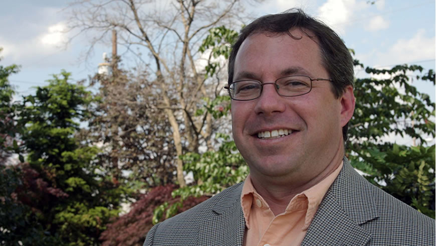 Headshot of director Mark Weathington.