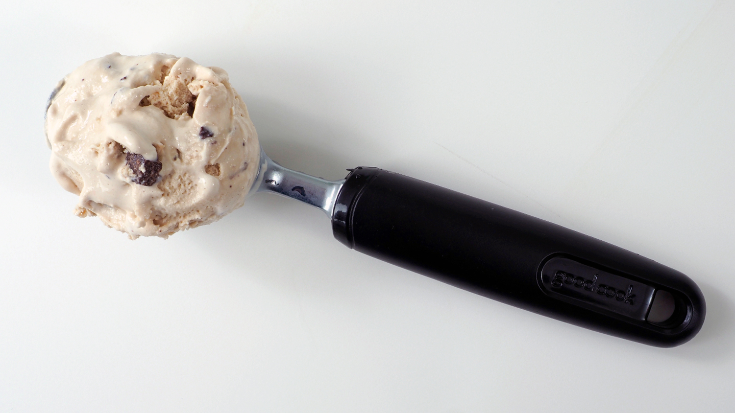 A scoop of Campfire Delight ice cream on a scooper