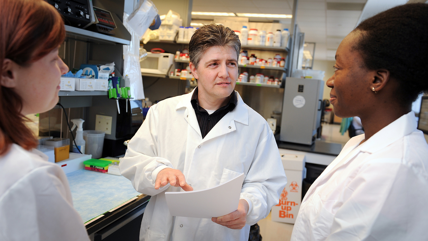 Dr. Matthew Breen works with students in his lab in the research building at the College of Veterinary Medicine.