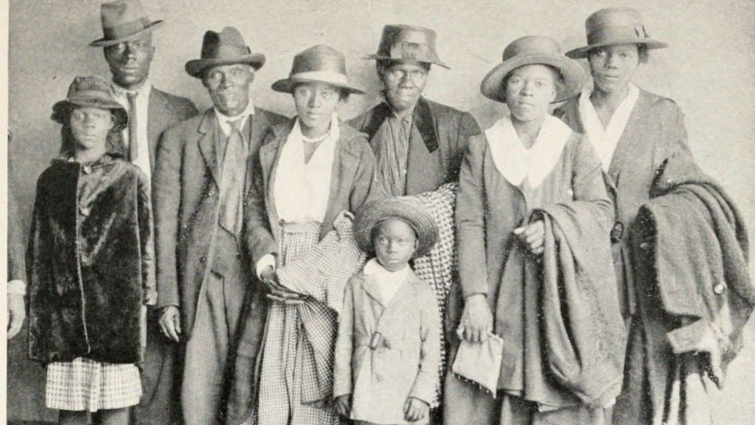 The Arthur family arrives in Chicago.