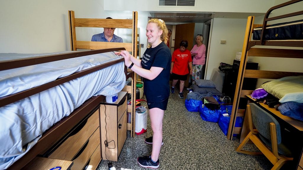 A student moves into her double-occupancy dorm room with the help of her family at the beginning of Summer Start.