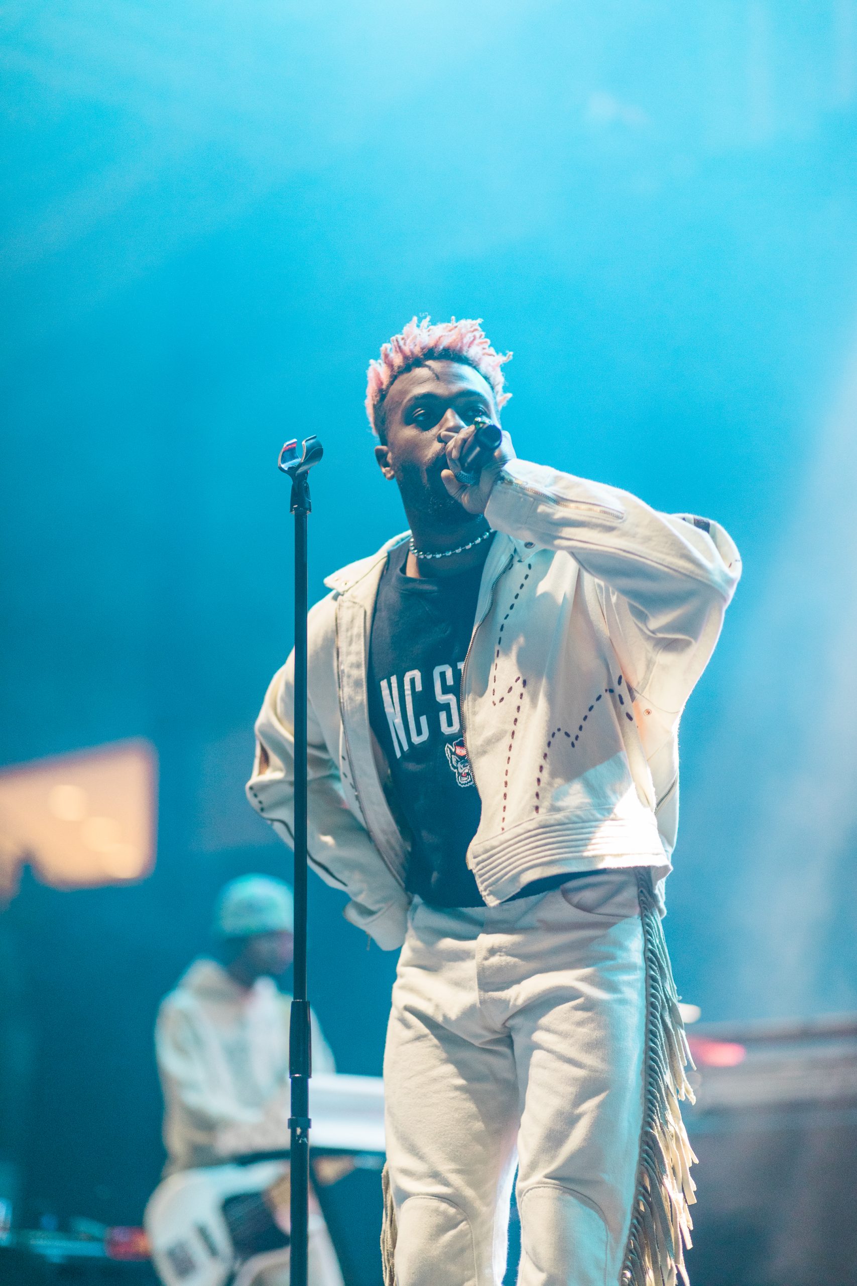Duckwrth performing in an NC State t-shirt.