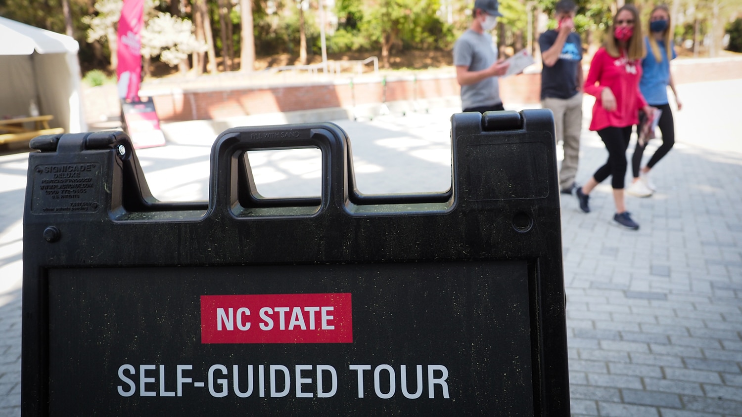 A sign signals where to start an admissions self-guided tour near the Talley Student Union.