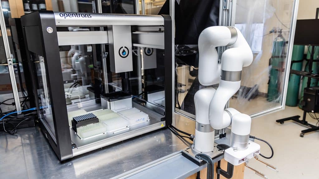 A square, self-driving lab is used for accelerated discovery of specialty chemicals.