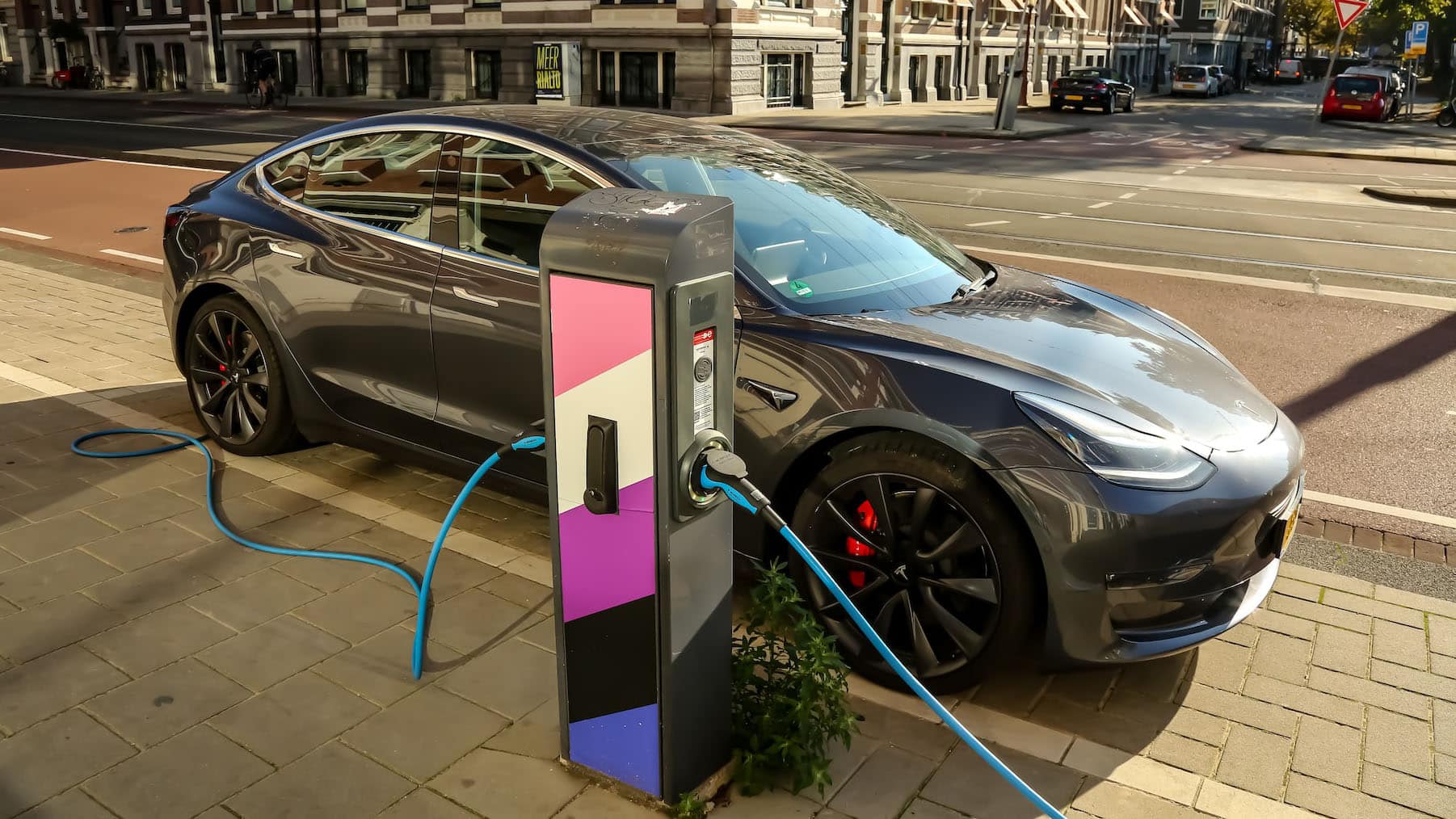 電気自動車用充電スタンドへのアクセスを向上させる新しいアプローチ(New Approach Would Improve User Access to Electric Vehicle Charging Stations)