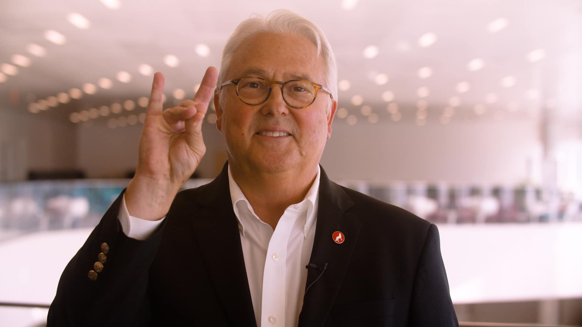 Chancellor Woodson throws up a wolfie.