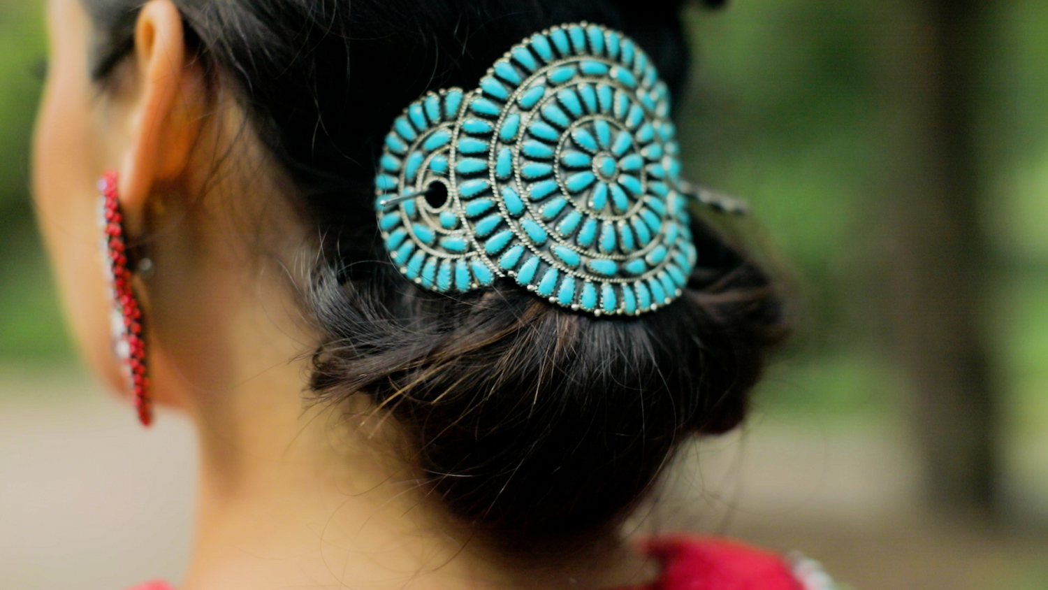Miss Lumbe 2023's turquoise hair clip.