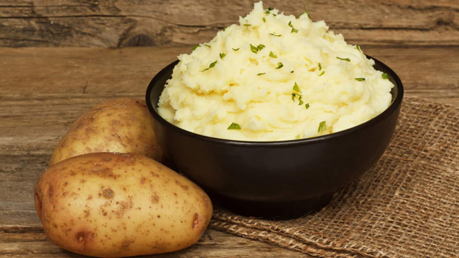 mashed potatoes in a serving bowl. can mashed potatoes cause foodborne illness?